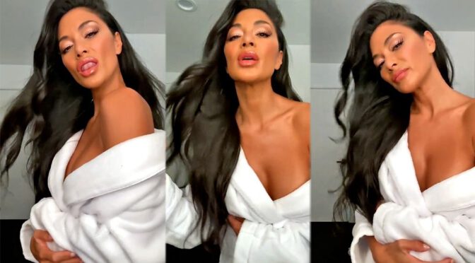 Nicole Scherzinger – Hot Braless Boobs in a Sexy Video