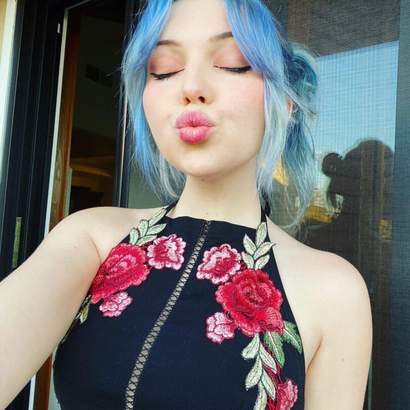 Sammi Hanratty Sexy Kiss
