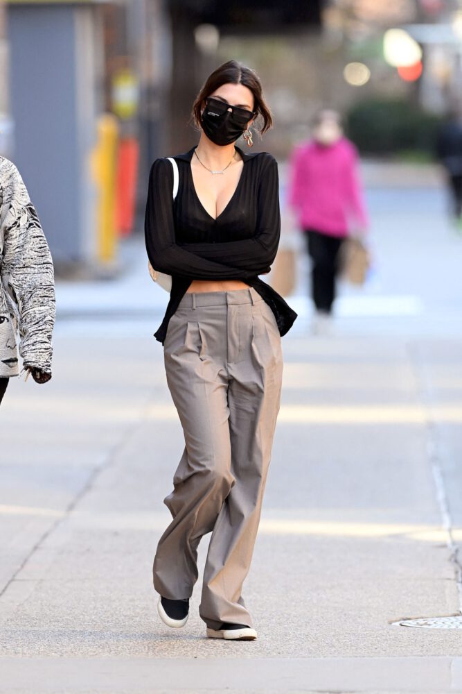 Emily Ratajkowski Sexy Toned Body