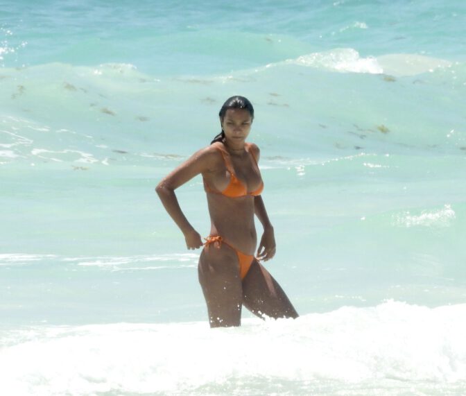 Lais Ribeiro Sexy Boobs In Bikini