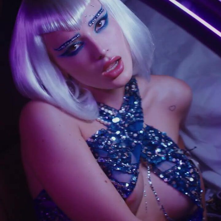 Bella Thorne Braless Nipslip