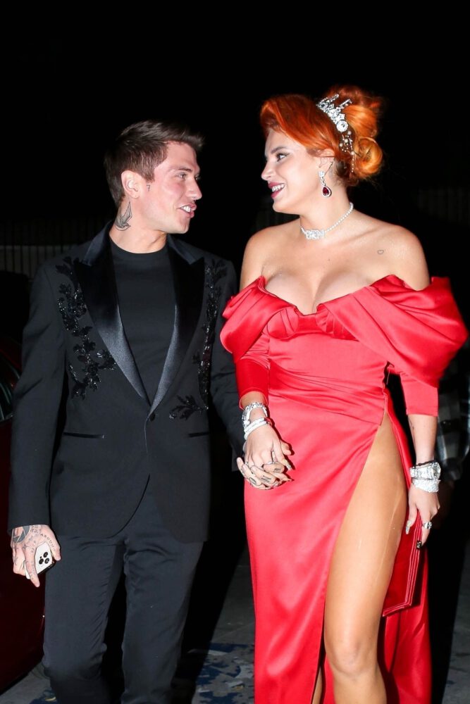 Bella Thorne Pantyless