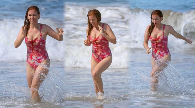 Isla Fisher – Beautiful Body in a Swimsuit on the Beach in Sydney