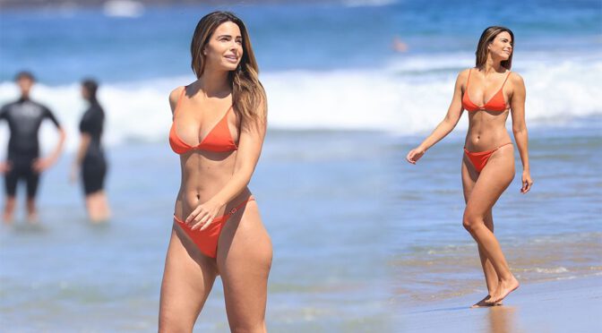 Jennifer Lahmers – Sexy Boobs in Bikini on the Beach in Los Angeles