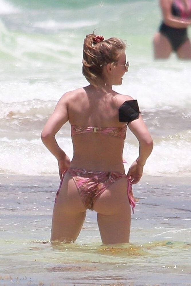 Julianne Hough Sexy In Bikini
