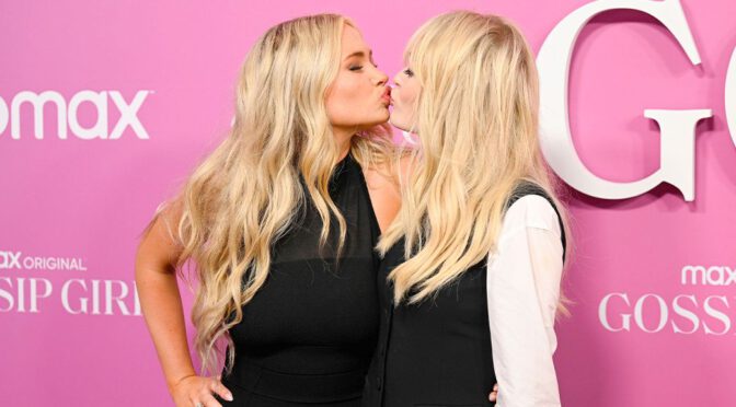 Emily and Natalie Alyn Lind – Sexy Kiss at The Gossip Girl Premiere in New York