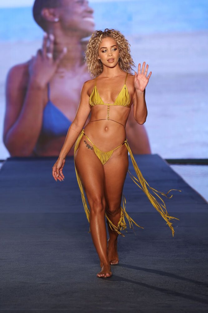 Jasmine Sanders Sexy In Tiny Bikini