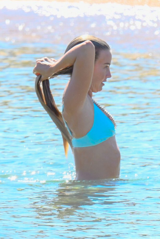 Julianne Hough Sexy Nipslip