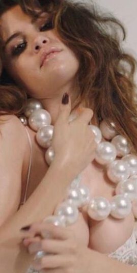Selena Gomez Gorgeous Big Boobs