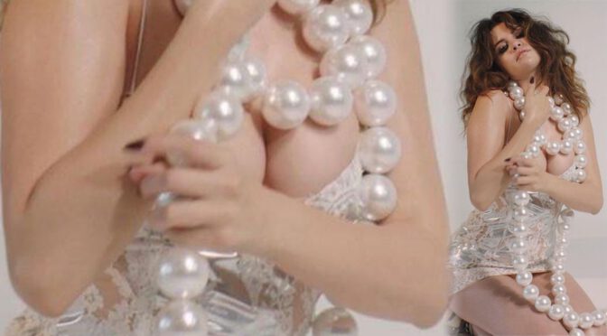 Selena Gomez Gorgeous Boobs In Big Cleavage
