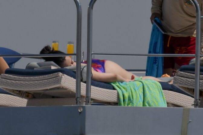 Selena Gomez Sexy Ass In Bikini