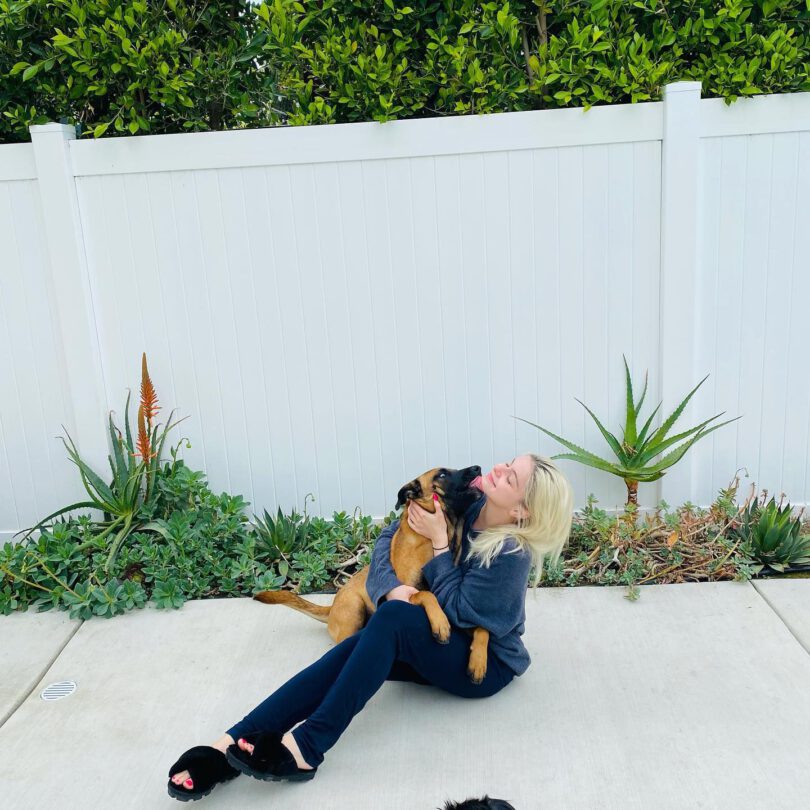 Ariel Winter Sexy With Dogs