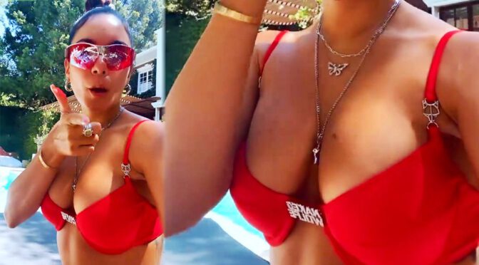 Vanessa Hudgens’ Sexy Boobs in Bikini and Other Sexy Links!