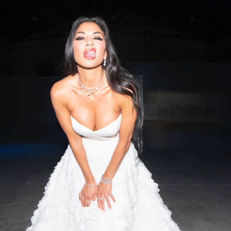 Nicole Scherzinger Sexy Boobs In Big Cleavage