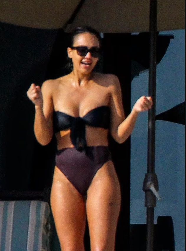 Jessica Alba Sexy Ass In Bikini