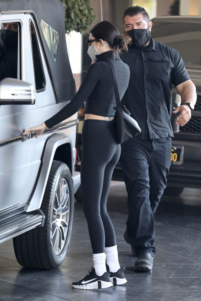 Kendall Jenner Sexy In Leggings