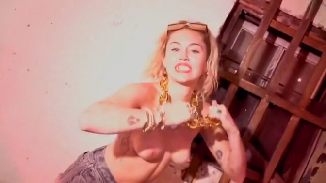 Miley Cyrus Topless Boobs