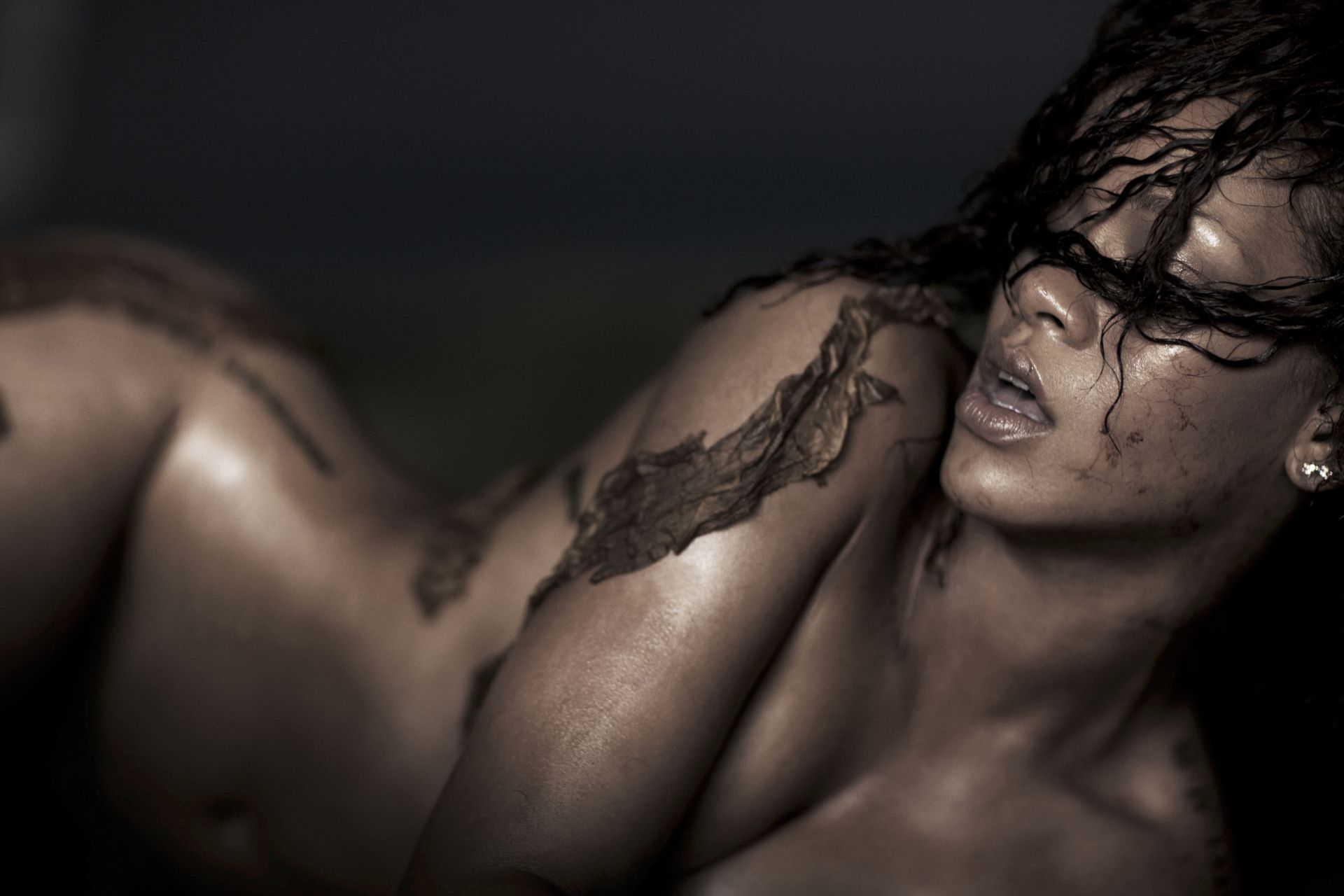 Rihanna - Gorgeous Body in a Sexy Naked Esquire Magazine Photoshoot Outtake...