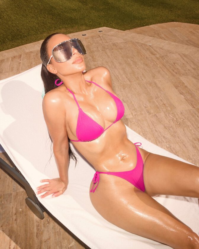 Kim Kardashian Sexy Curves