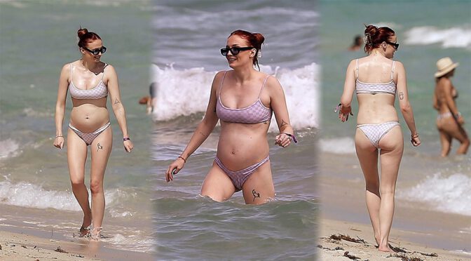 Sophie Turner  – Sexy Body in Bikini on the Beach in Miami