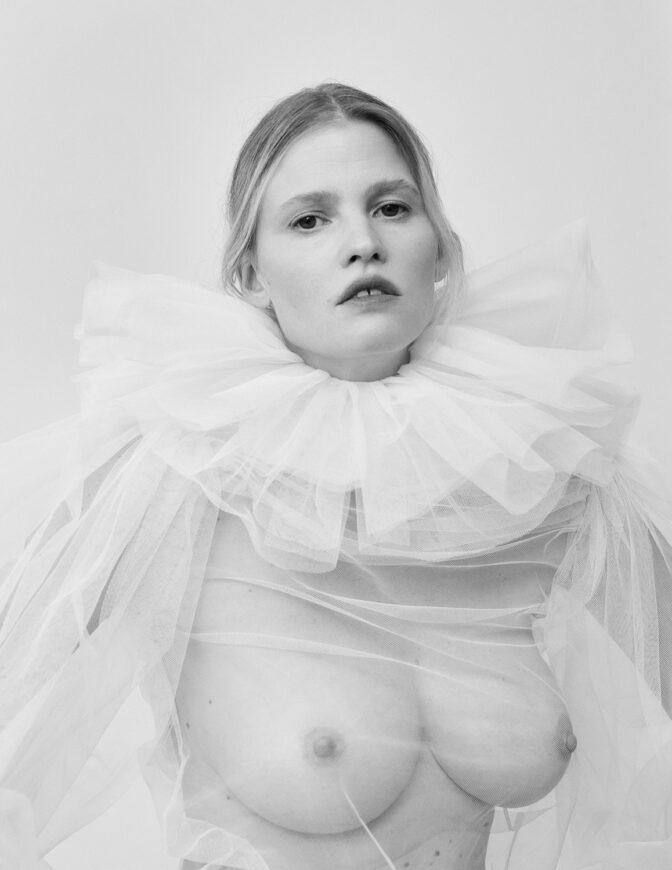 Lara Stone Toples Big Boobs
