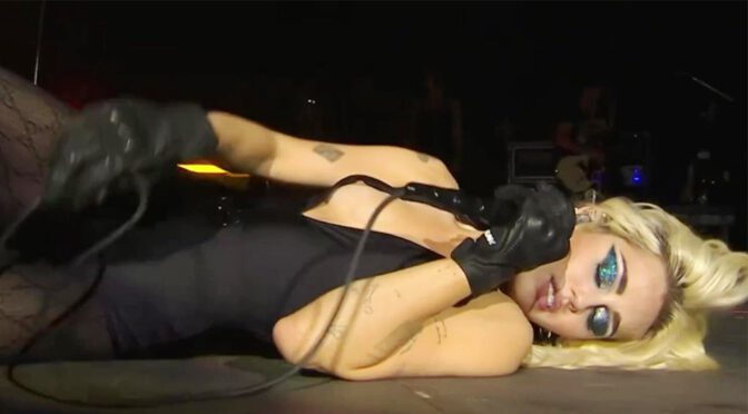 Miley Cyrus – Sexy Nipslip on Stage in Sao Paulo (Video) (NSFW)