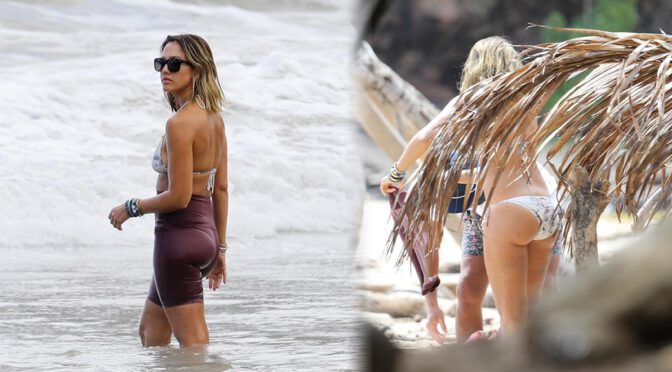 Jessica Alba – Gorgeous Ass in Bikini at a Beach in Hawaii