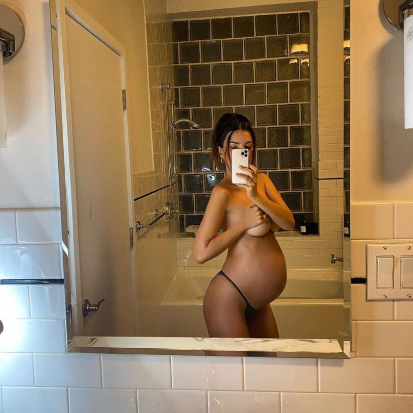 Emily Ratajkowski Topless Pregnant Selfie