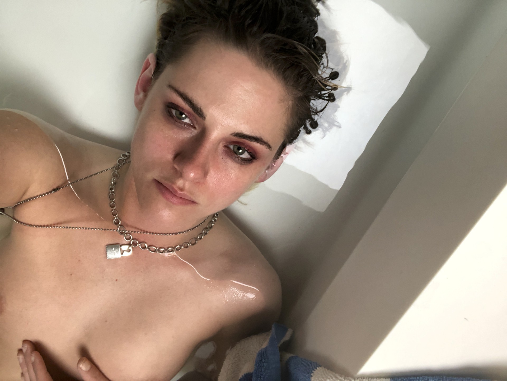 Kristen Stewart & Stella Maxwell Naked in a Sexy Private Leaked Picture...