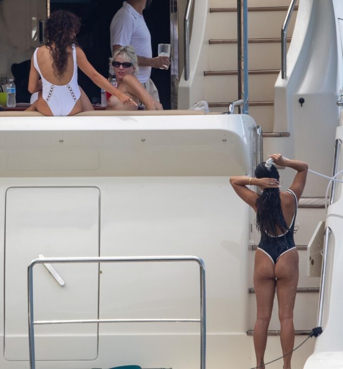 Sarah Hyland Vanessa Hudgens In Swimsuits