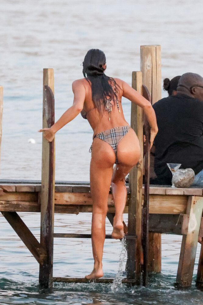 Irina Shayk Gorgeous Ass In Bikini