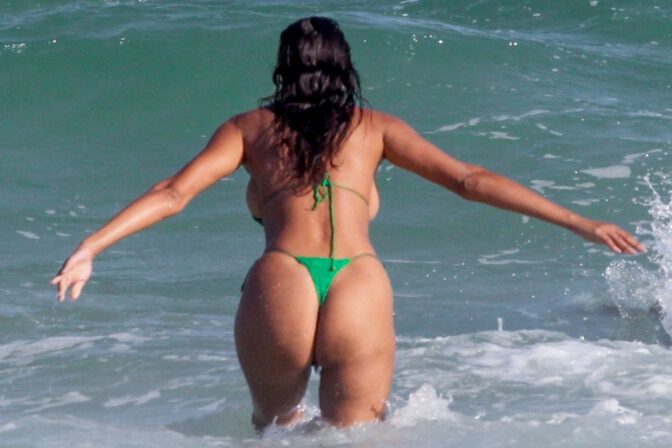 Lais Ribeiro Stunning Curvy Body