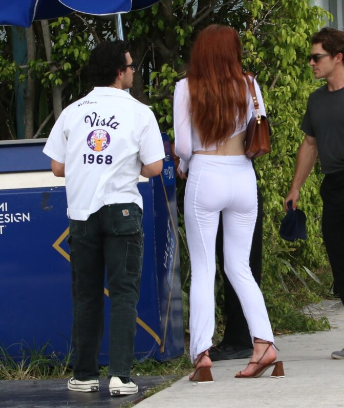 Sophie Turner Gorgeous Body