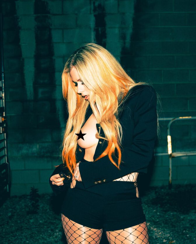Avril Lavigne Topless Photosohot