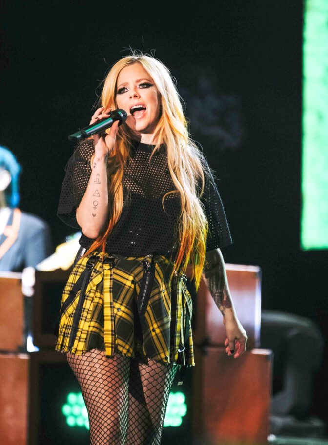 Avrile Lavigne Sexy On Stage