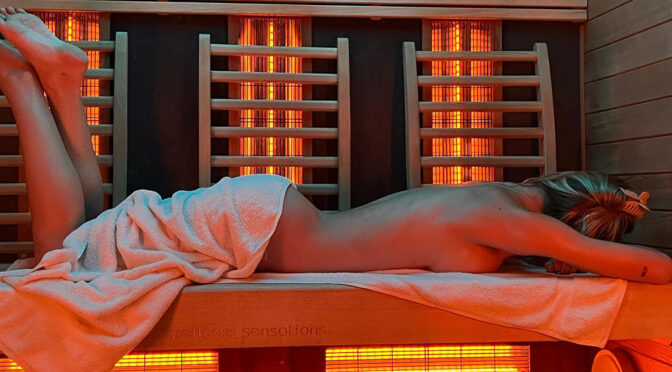 Alexis Ren Naked Side Boob In Sauna