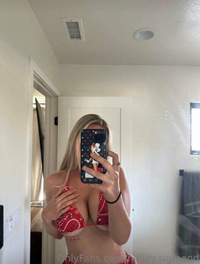 Hailey Sigmond Sexy Pics