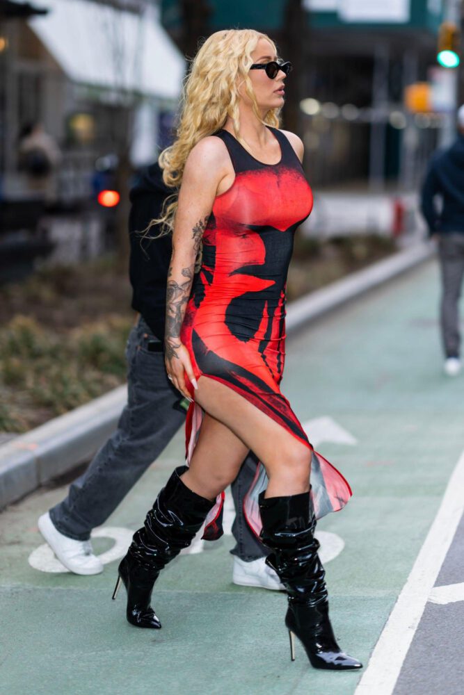 Iggy Azalea Sexy Legs And Curves