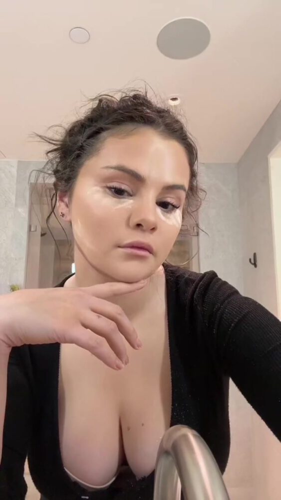Selena Gomez Stunning Boobs
