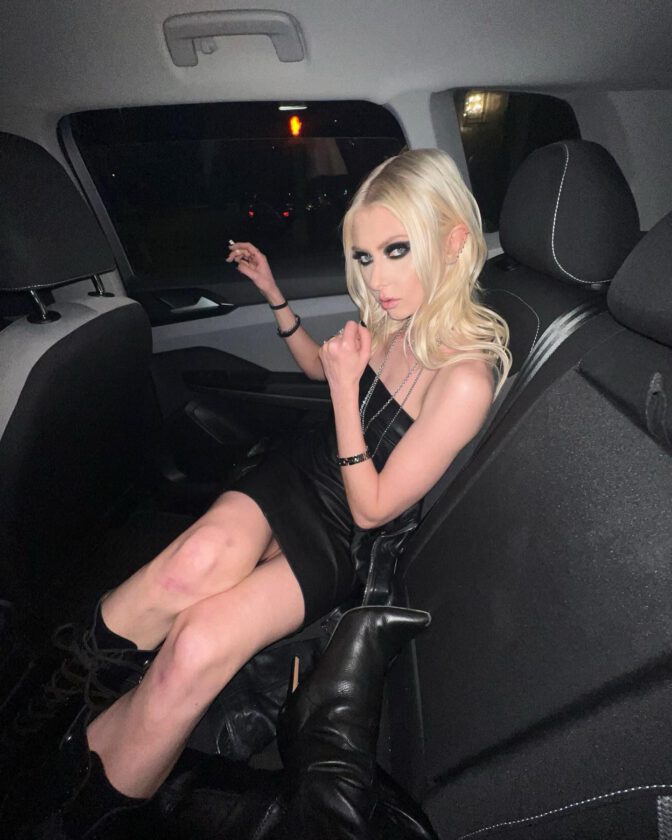 Taylor Momsen Sexy Legs