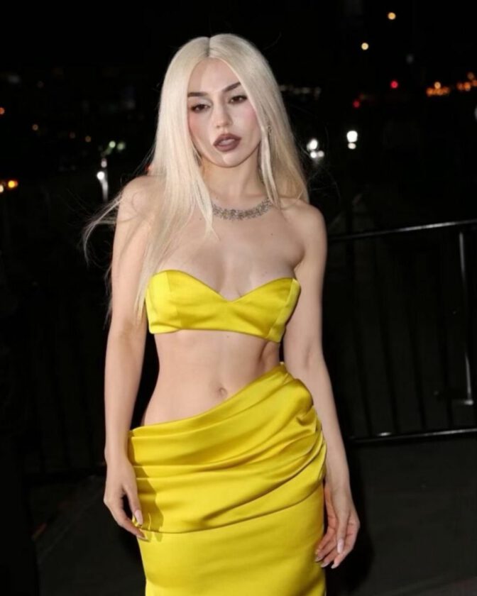 Ava Max Yellow Outfit Braless Cleavage