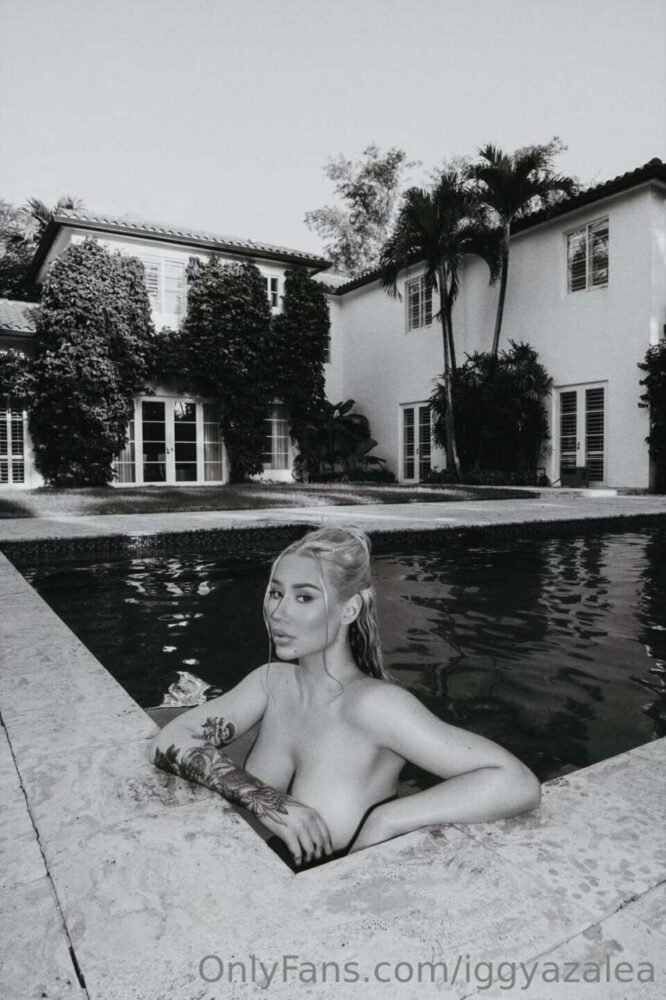 Iggy Azalea Sensual Topless Photo Shoot
