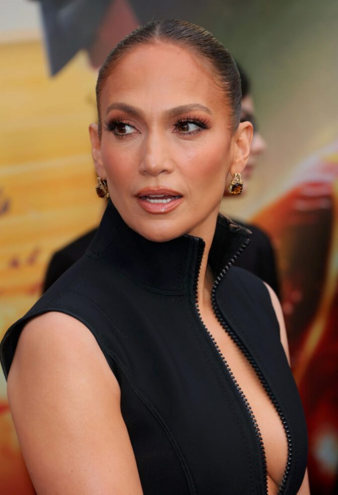 Jennifer Lopez Braless Cleavage The Flash Premiere