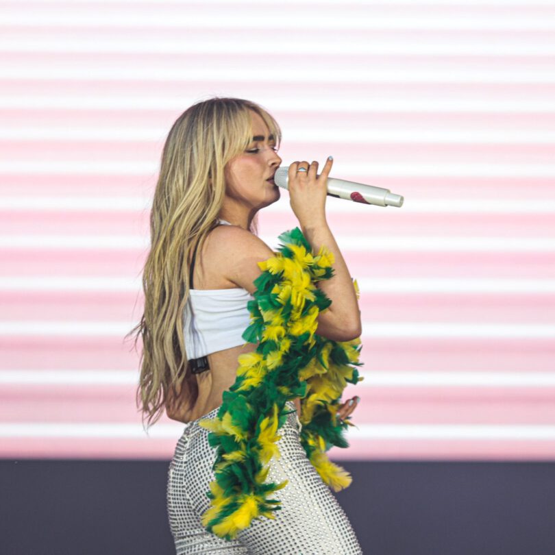 Sabrina Carpenter Sexy Midriff Cut Top Tight Pants