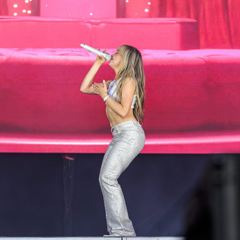 Sabrina Carpenter Sexy Midriff Cut Top Tight Pants