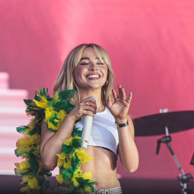 Sabrina Carpenter Sexy Midriff Cut Top Tight Pants