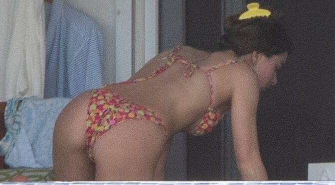 Jaw-Dropping Paparazzi Captures: Hailee Steinfeld’s Bikini Clad Booty in Los Cabos
