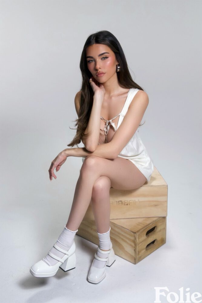 Madison Beer Leg Cleavage Folie Magazine