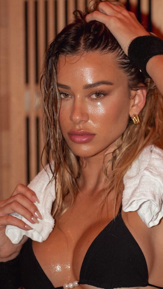 Cindy Prado Sauna Stunning Body