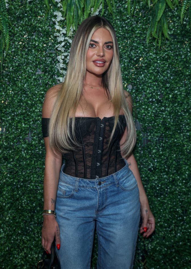 Megan Barton Hanson Cleavage Kabaret Expose